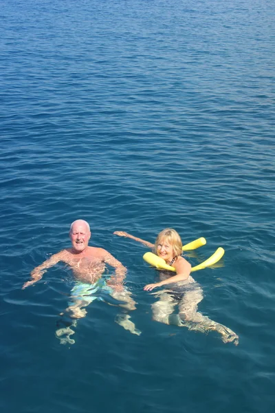 Ein englisches Paar schwimmt — Stockfoto