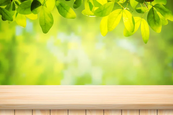 絵画イラストベクトル木のテーブルフロアと美しい緑の葉抽象ぼやけたボケ光の背景 — ストックベクタ