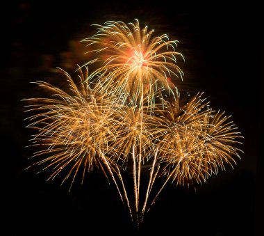 Kutlama yıldönümü için siyah zemin üzerinde harika havai fişekler Mutlu yıllar ve mutlu yıllar.