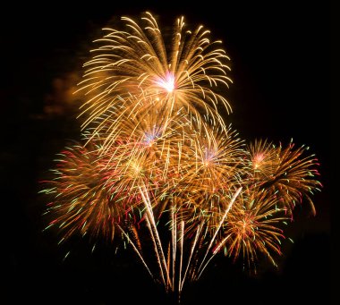 Kutlama yıldönümü için siyah zemin üzerinde harika havai fişekler Mutlu yıllar ve mutlu yıllar.