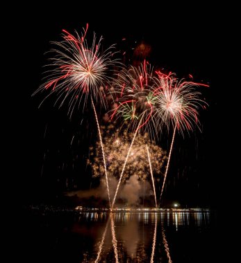 Kutlama yıldönümü için siyah zemin üzerinde harika havai fişekler Mutlu yıllar ve mutlu yıllar.