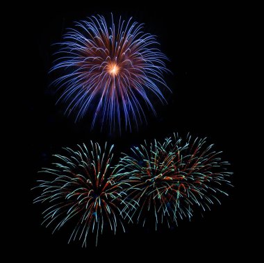 Kutlama yıldönümü için siyah zemin üzerinde harika havai fişekler Mutlu yıllar ve mutlu yıllar.