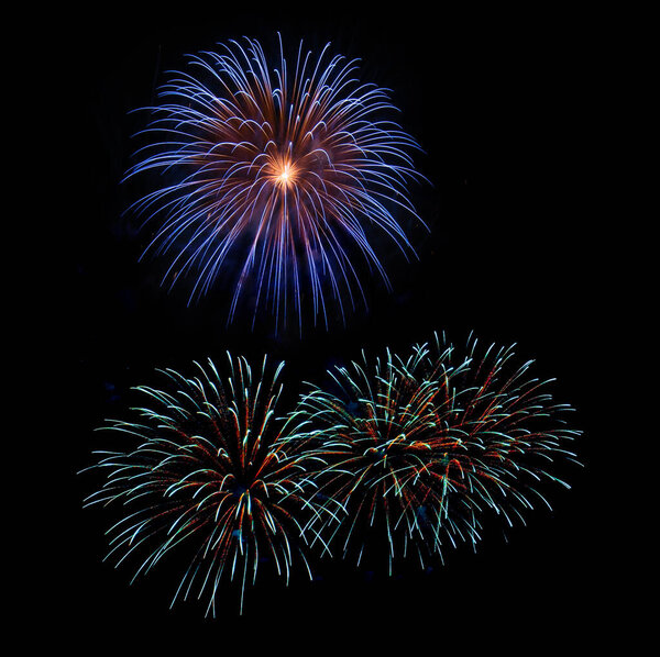 Удивительный красивый фейерверк на черном фоне для празднования годовщины Рождества и счастливого Нового года.