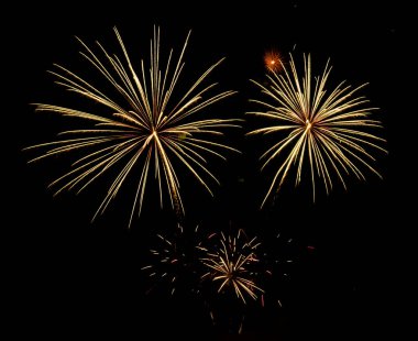 Kutlama yıldönümü için siyah zemin üzerinde harika havai fişekler Mutlu yıllar ve mutlu yıllar.