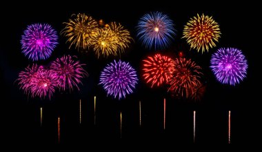 Kutlama yıldönümü için siyah zemin üzerinde harika havai fişekler Mutlu yıllar ve mutlu yıllar.