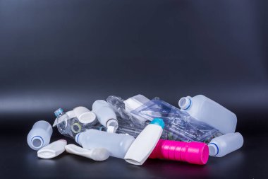 Çöp atıkları ve kullanılan plastik ambalajlar siyah arkaplanda çözülemezler.