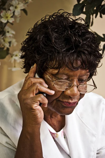 Abuela en el celular — Foto de Stock