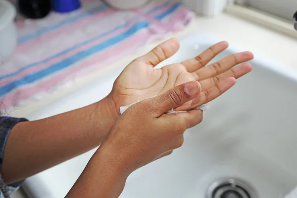 Asciugatura a mano su panno di carta — Foto Stock