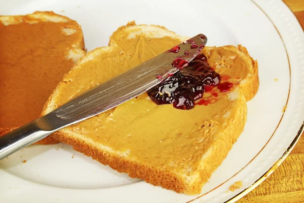 Fıstık ezmesi ve jöle sandviç plaka üzerinde