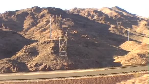 Башни передачи пустыни — стоковое видео