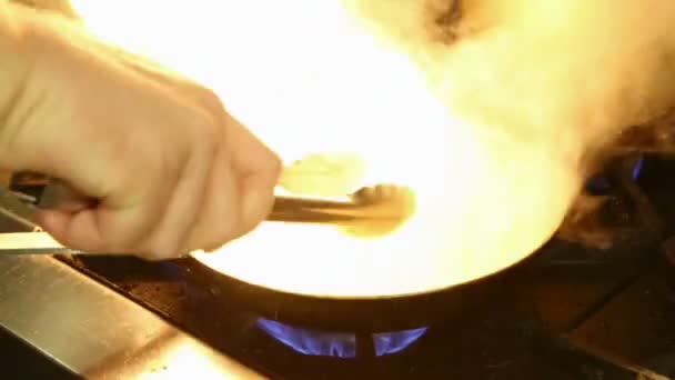 Cocinar pollo oriental en llamas altas — Vídeos de Stock
