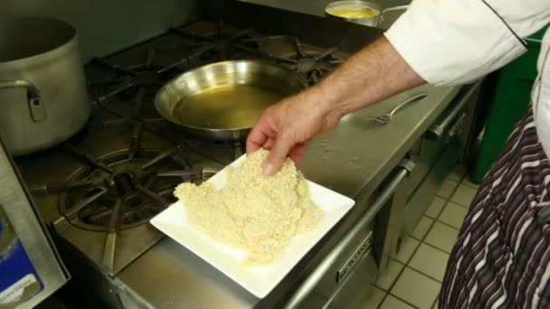 Preparación de schnitzel — Vídeos de Stock