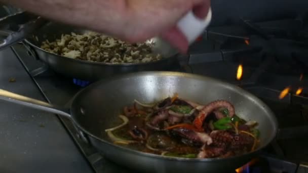 Cocinar pulpo frito en la estufa — Vídeo de stock