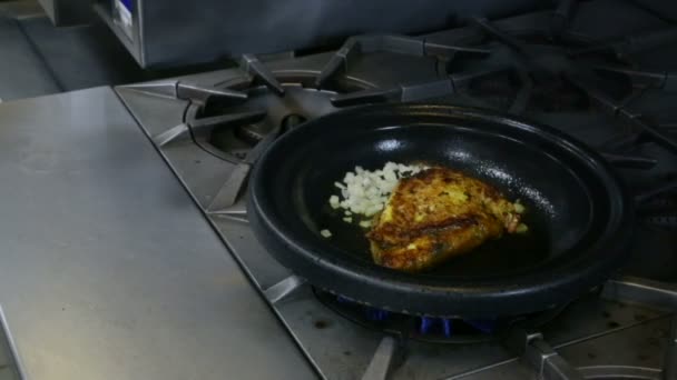 Cocinar pollo sazonado en la estufa — Vídeo de stock