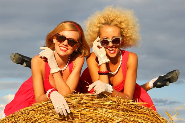 Dos chicas retro . —  Fotos de Stock