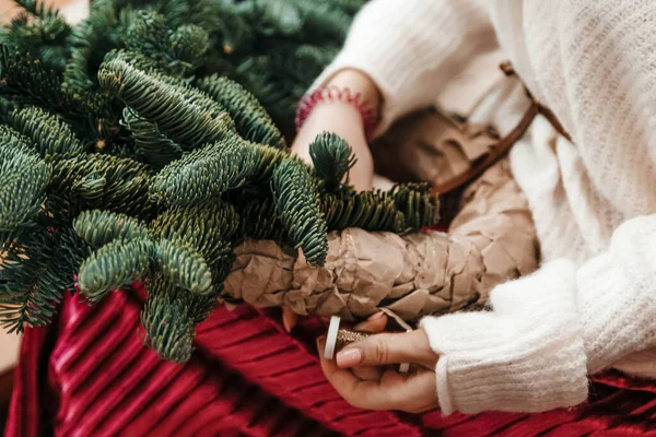 Doğal Noel çelengi yapmak.