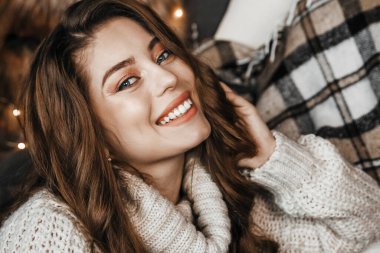 Samimi kazaklı kadın gülümsüyor..