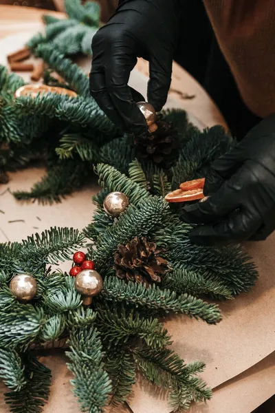 Bir Noel çelengi süsleme süreci.