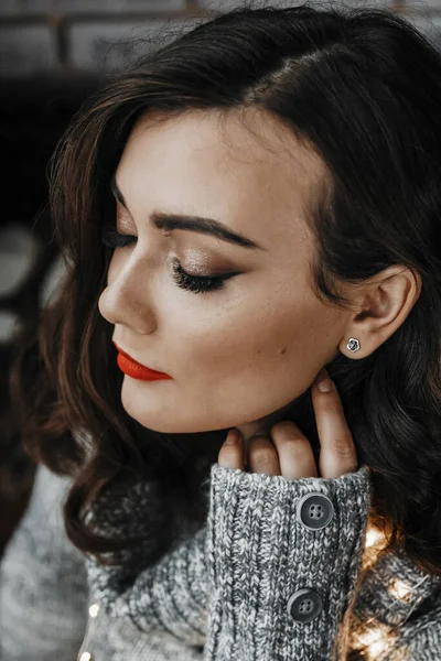 Gözleri kapalı bir kadının portresi..