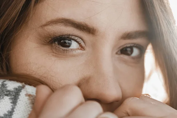 Kışın soğuk havalarda kadınların gözlerini kapat..