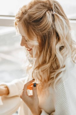 Mutlu sarışın kadının kışın çekilen portresini kapat..