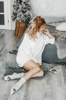 Kadın bir şey düşünüyor ve rahat bir Ro 'nun içinde oturuyor.