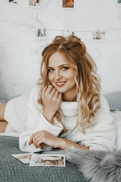 Mutlu kız şenlikli bir şekilde yatağında yatıyor..