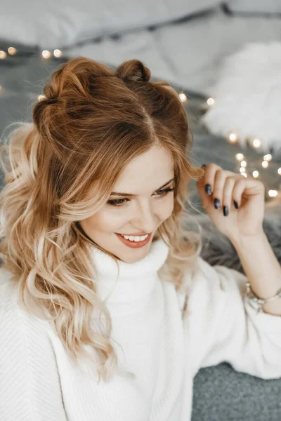 Kutlama odasındaki mutlu kadın portresini kapat..