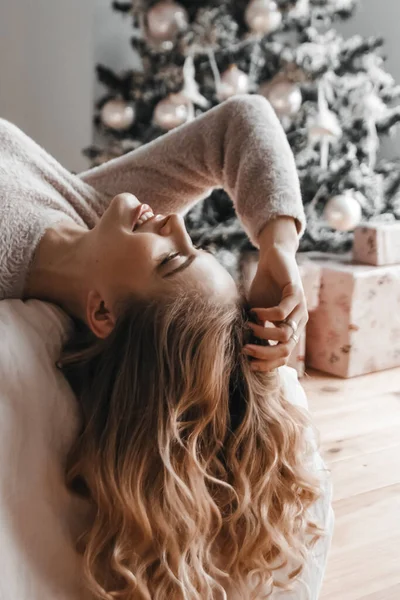 Noel ağacının yakınındaki yatağında yatan kadının portresi.