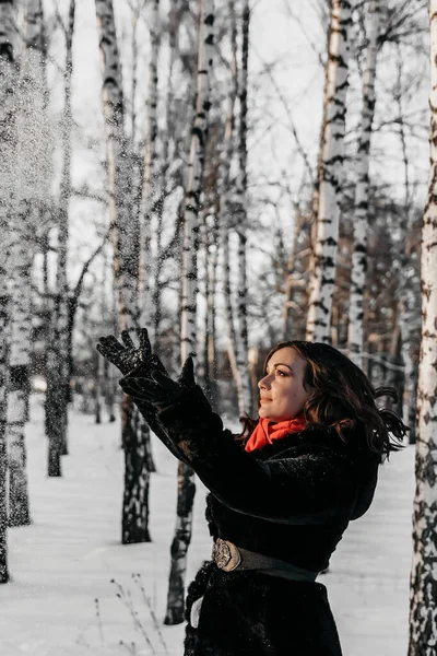 Kadın ormana kar kusuyor..