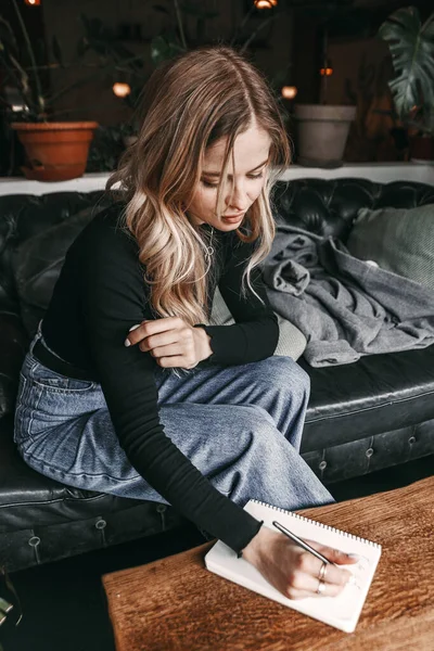 Woman Writing Her Notebook While Sitting Sofa — Φωτογραφία Αρχείου