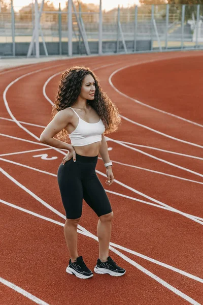 Mujer Entrenador Está Pie Una Pista Atletismo Por Mañana — Foto de Stock