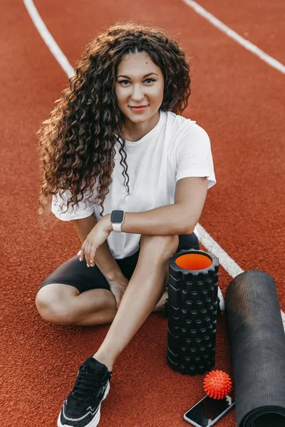 Koşu parkurunda çalışan bir kadın eğitmenin portresi.