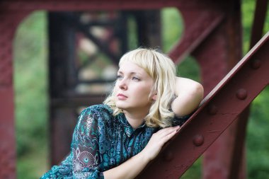 genç kız Köprüsü yönünde olduğunu