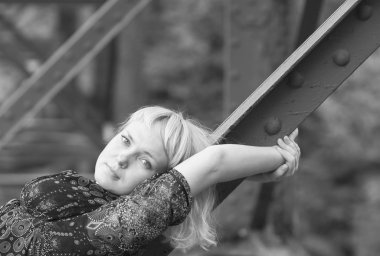 genç kız Köprüsü yönünde olduğunu