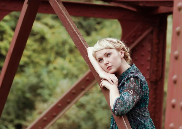 Giovane ragazza in piedi su cuscinetto ponte — Foto Stock