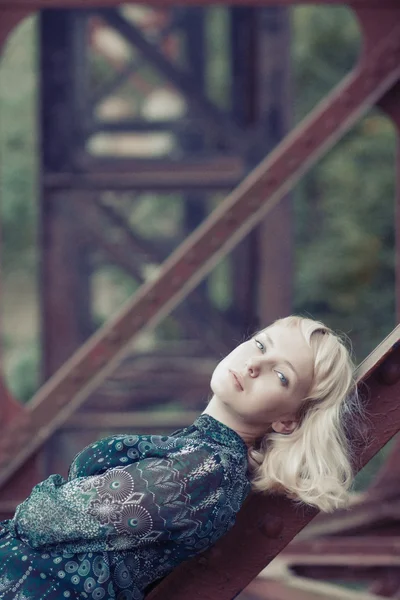 Giovane ragazza è sul ponte cuscinetto — Foto Stock