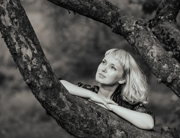 Ragazza tristezza seduta su un ramo d'albero — Foto Stock