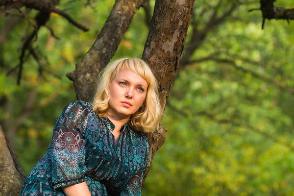 Ragazza tristezza seduta su un ramo d'albero — Foto Stock