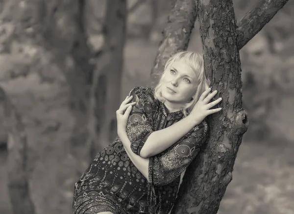 Chica de tristeza sentada en una rama de árbol —  Fotos de Stock