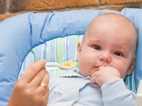 Menino enquanto mãe alimentando — Fotografia de Stock