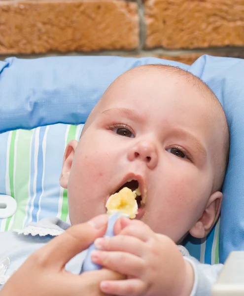 Menino enquanto mãe alimentando — Fotografia de Stock