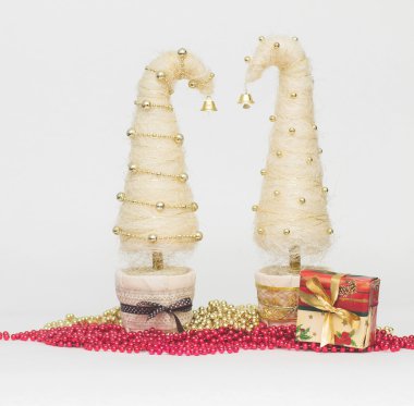 Noel ağaçları sisal yapılmıştır