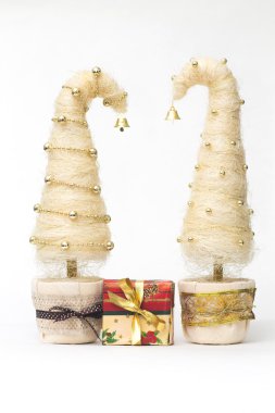 Noel ağaçları sisal yapılmıştır