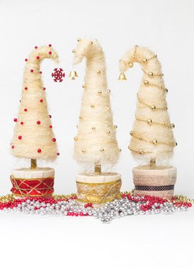 Noel ağaçları sisal yapılmıştır