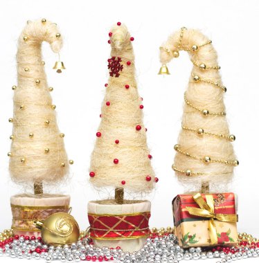 Noel ağaçları sisal yapılmıştır