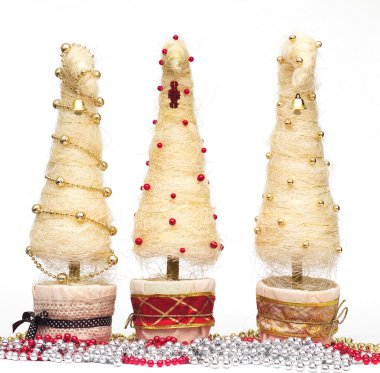 Noel ağaçları sisal yapılmıştır