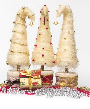 Noel ağaçları sisal yapılmıştır