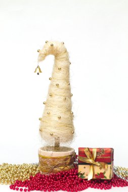 Noel ağacı sisal yapılmıştır