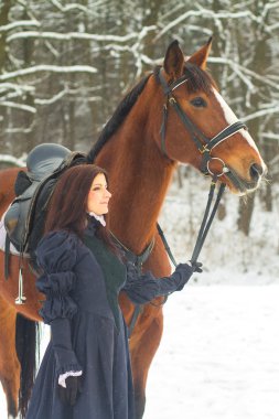 güzel kadın ve at kış